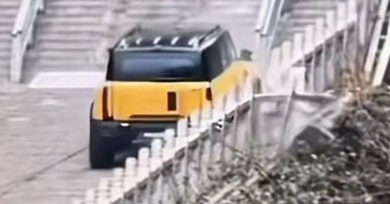 奇瑞汽车包场“张家界天梯”试车…失速滑落撞断护栏惹众怒