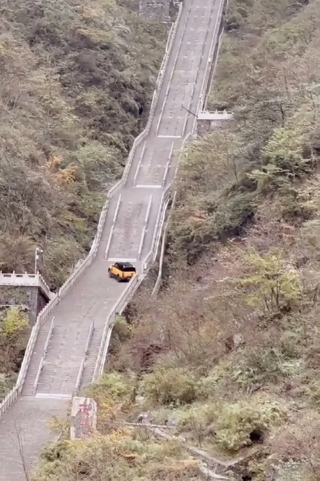 奇瑞汽车包场“张家界天梯”试车…失速滑落撞断护栏惹众怒