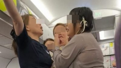 女子候机室骂男友机舱内推倒空姐  控诉“全香港人都不帮我！””