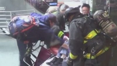 女子地铁上遭男子泼液体纵火 目击者：惨不忍睹