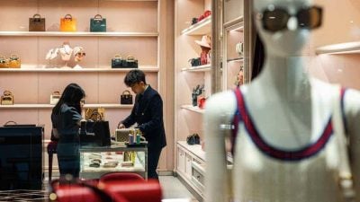 女子斥奢侈品店“穿着歧视” 买个包竟遭店员白眼！