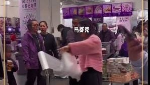 女子超市狂扯保鲜袋惹议 网民调侃：不如整卷拿走