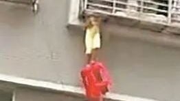 女童头卡在7楼防盗窗 男子拿凳子托举救人