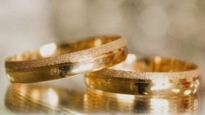 妻卖掉订婚戒指买手机 丈夫不舍骑摩托一面哭