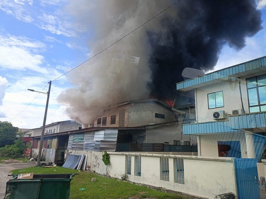 孟加兰家私厂失火  火势蔓延至隔壁铁厂