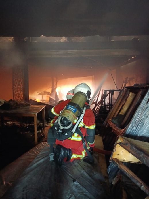 孟加兰家私厂失火  火势蔓延至隔壁铁厂