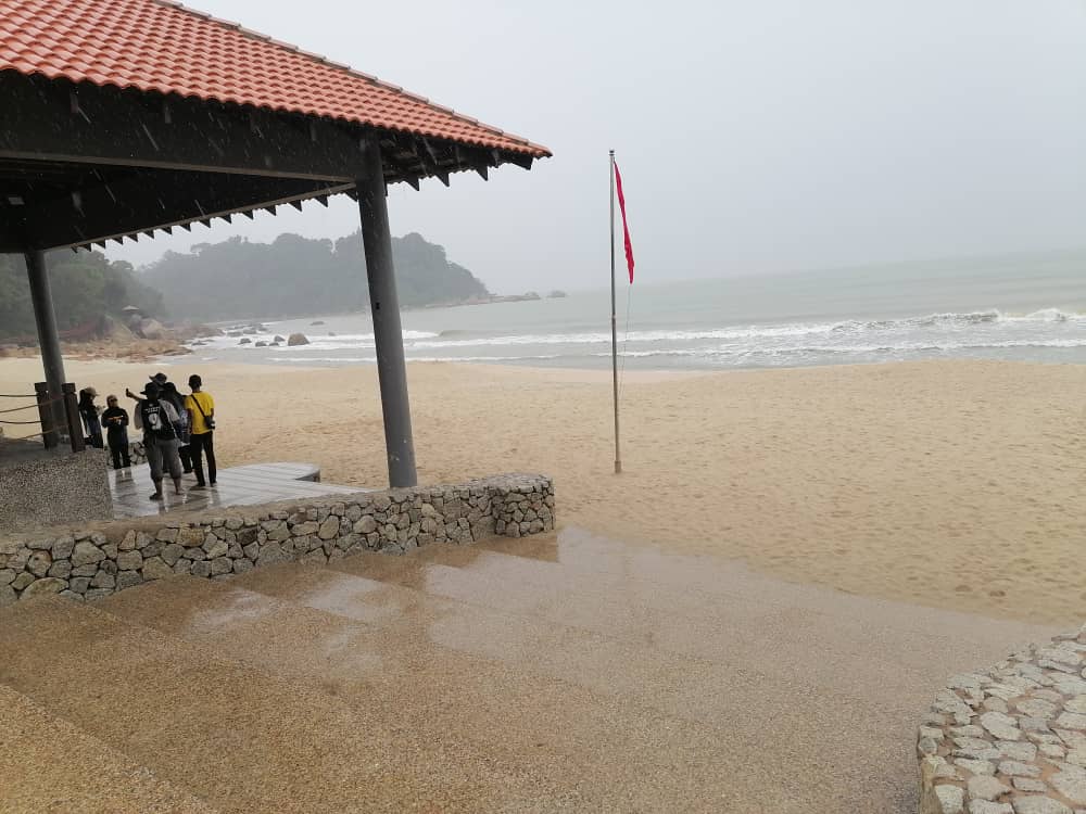 季风来临加强海滩安全监督,民众受促听从劝告免乐极生悲。