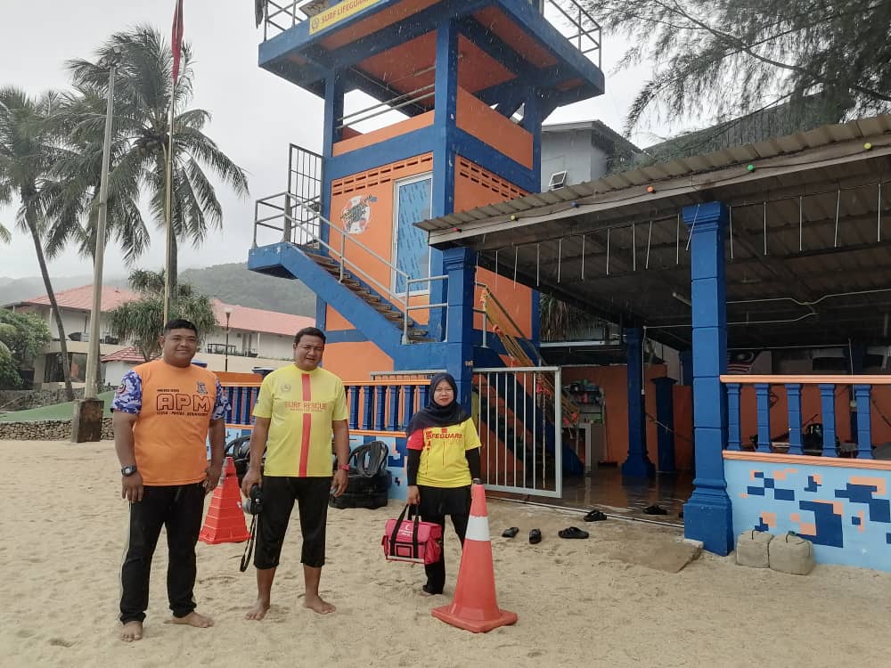 季风来临加强海滩安全监督,民众受促听从劝告免乐极生悲。