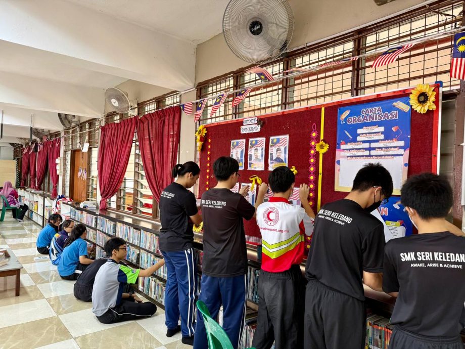 学海学记|主文|大扫除人多力量大 泛黄书签纸条引好奇