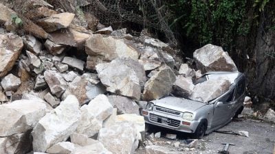 安邦“小云顶”山壁崩落砸车  市议会已清理现场