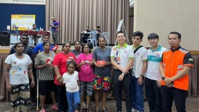 安顺登嘉楼村玛英旦路火灾 霹马佛青送关怀