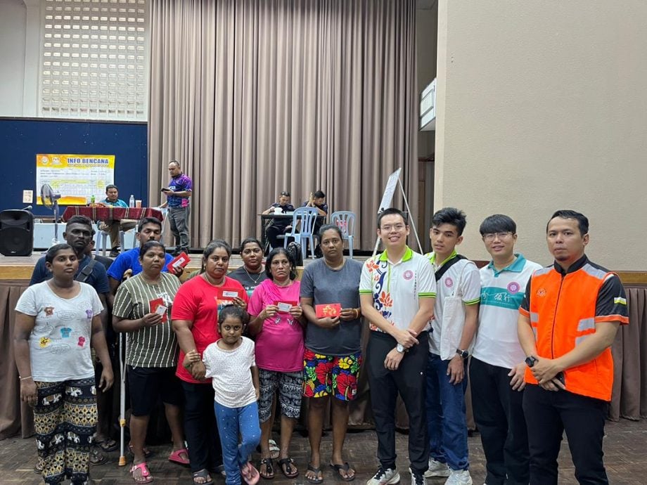 安顺登嘉楼村玛英旦路火灾 霹马佛青送关怀