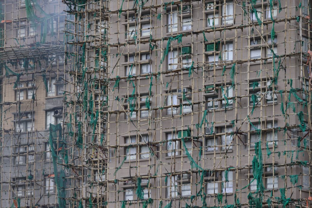 宏福苑大火44死58伤279失联 港警拘捕维修工程公司负责人