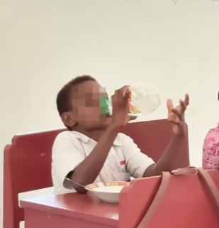 家穷没钱买水壶 男童用洗碗液瓶装水喝