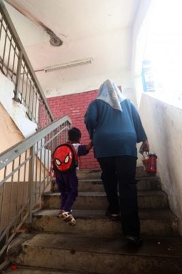 封面-大都会/跟进SRI SABAH组屋电梯失灵约两周/13图