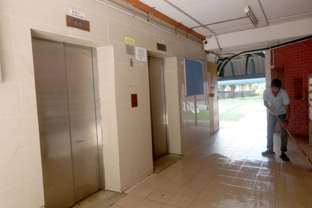 封面-大都会/跟进SRI SABAH组屋电梯失灵约两周/13图