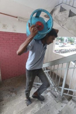 封面-大都会/跟进SRI SABAH组屋电梯失灵约两周/13图