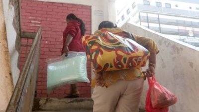 电梯停摆 上下为难 居民发愁 老人病患出门更苦