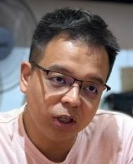 锡米山关东路与万秀路路口车辆插队问题严重,安装交通柱阻止闯入反方向车道