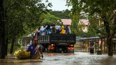 SPM考生登罗里赴考场