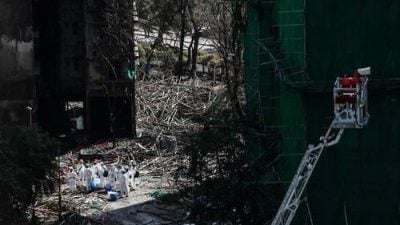 港宏福苑五级大火 入灾场搜证辨认遗体