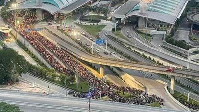 严检摩托 新山关卡塞爆