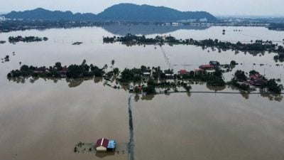 玻住宅区淹成孤岛