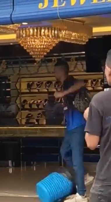 小印度持刀伤人破坏车辆 30岁印男遭警方逮捕