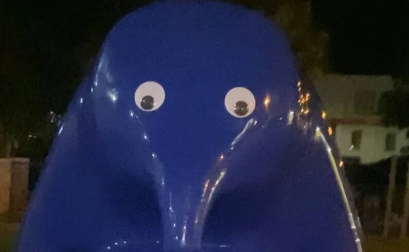 少女给价值37万雕塑“点睛” 被控损坏财产罪