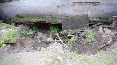 独家｜屋后地陷现8呎深大坑    促各单位速视察并修复