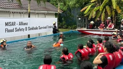 学习水灾应急技巧  民众社媒分享自救
