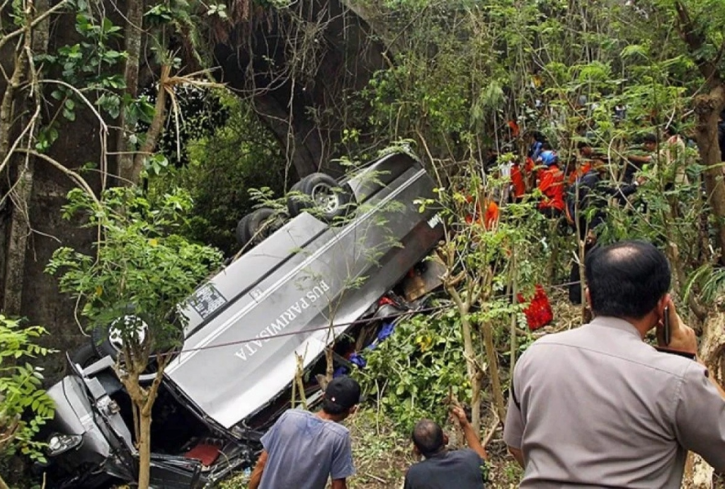 峇里岛交通意外　中国公民5死8伤　印尼警方：小巴士堕山沟