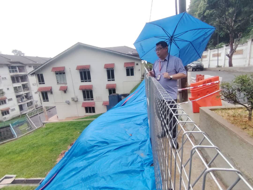 已上网//下早报//大都会/屋主擅自开发山坡、改水道、筑围篱霸占公地引发土崩 居民炮轰促DBKL严惩肇祸者   