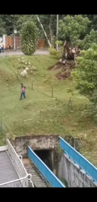 已上网//下早报//大都会/屋主擅自开发山坡、改水道、筑围篱霸占公地引发土崩 居民炮轰促DBKL严惩肇祸者   