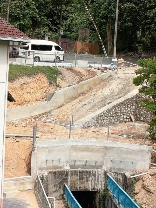 已上网//下早报//大都会/屋主擅自开发山坡、改水道、筑围篱霸占公地引发土崩 居民炮轰促DBKL严惩肇祸者   