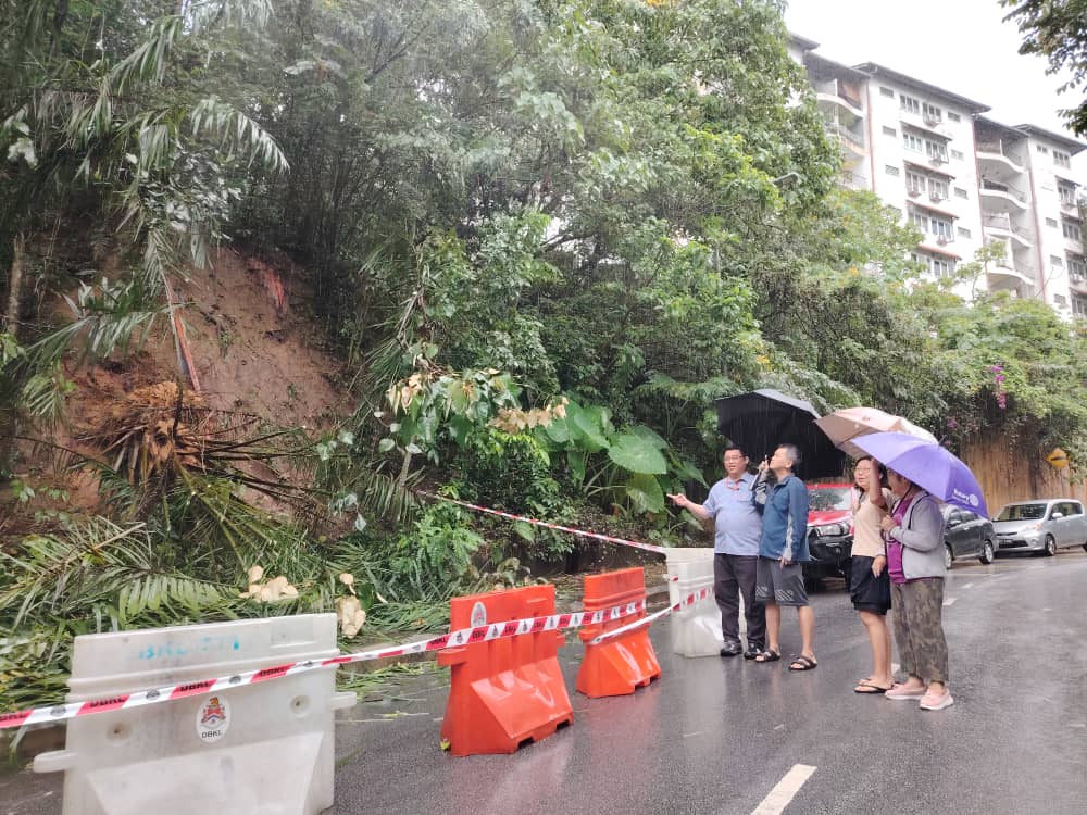 已上网//下早报//大都会/屋主擅自开发山坡、改水道、筑围篱霸占公地引发土崩 居民炮轰促DBKL严惩肇祸者   