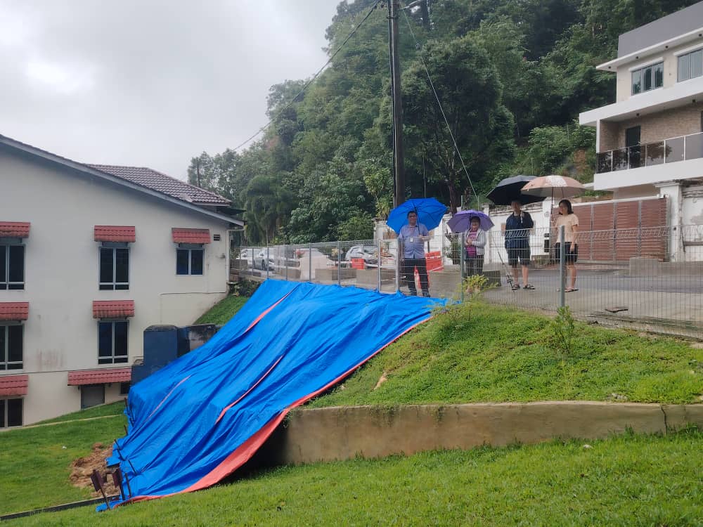 已上网//下早报//大都会/屋主擅自开发山坡、改水道、筑围篱霸占公地引发土崩 居民炮轰促DBKL严惩肇祸者   