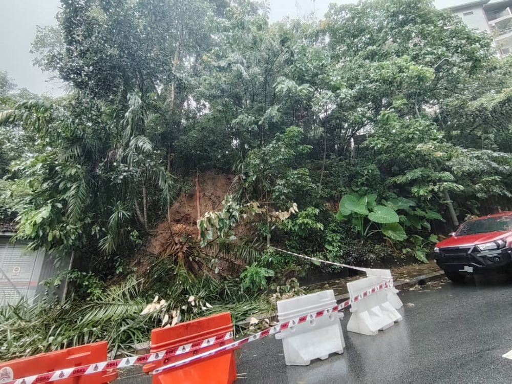 已上网//下早报//大都会/屋主擅自开发山坡、改水道、筑围篱霸占公地引发土崩 居民炮轰促DBKL严惩肇祸者   