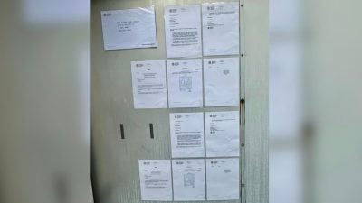 李光耀次子李显扬发布照片   父亲故居门外贴满通知信