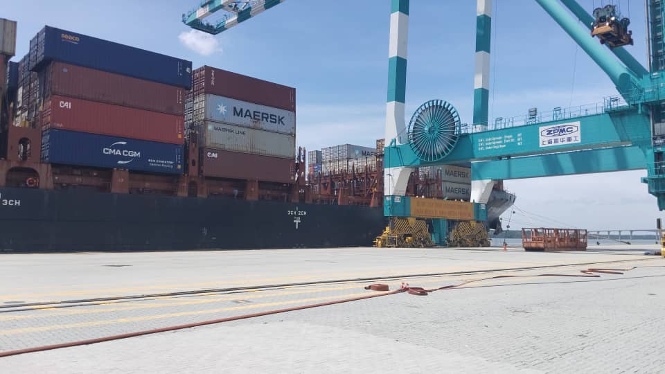 已签发 柔:丹绒柏乐巴斯港货柜船中午传火警,酿3死3伤