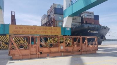 停泊柔丹绒柏乐巴斯港   货船失火酿3死3伤