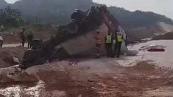 南北大道士年纳往古来罗里翻覆 交通中断 车龙一度长达14公里