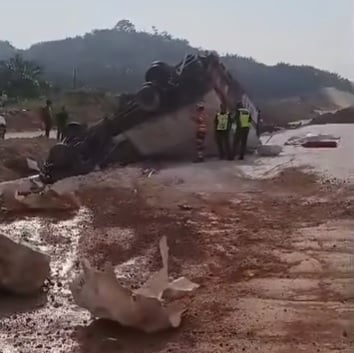 已签发 柔：南北大道士年纳往古来罗里翻覆 交通中断 车龙一度长达14公里