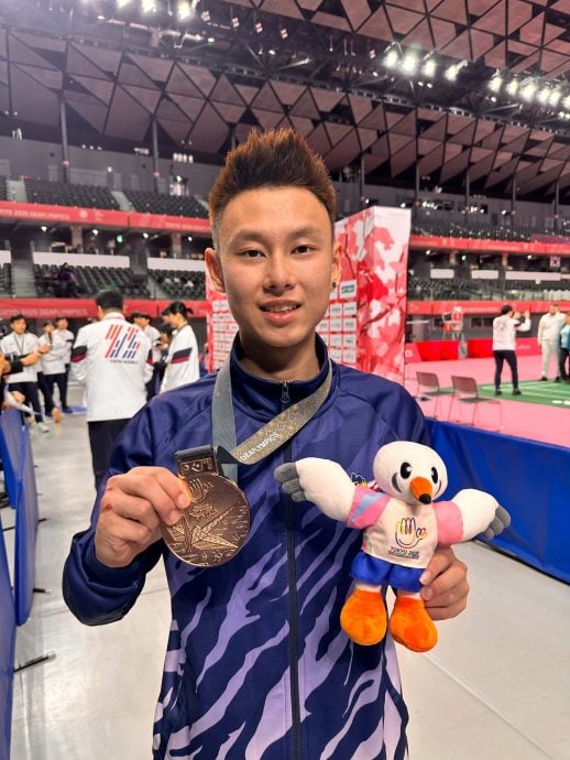 已签发 柔：听障奥赛空手道银牌得主伊拉玛兰凯旋，柔州团队机场热烈迎接