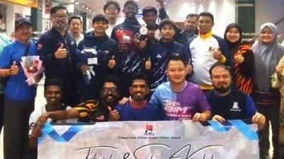 听障奥赛空手道银牌得主伊拉玛兰凯旋 柔州团队机场热烈迎接