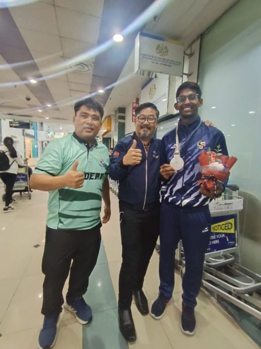 已签发 柔：听障奥赛空手道银牌得主伊拉玛兰凯旋，柔州团队机场热烈迎接