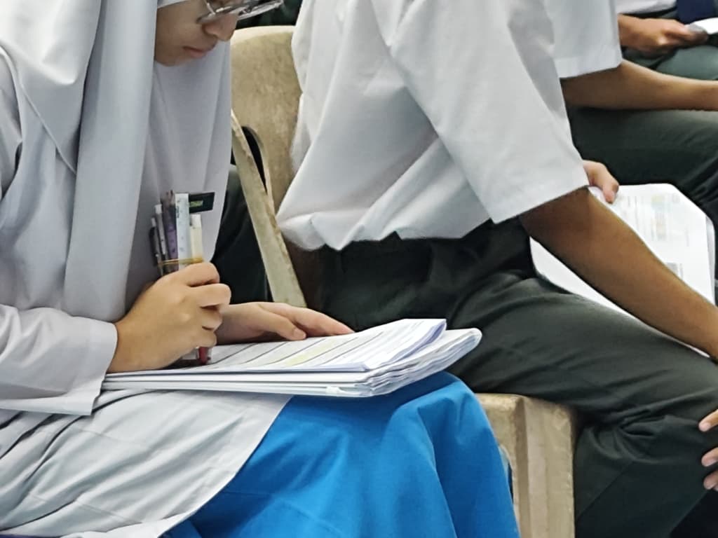 已签发 柔：头条之一：逾4万考生参加SPM，柔州政府供免费早餐，也备战水灾