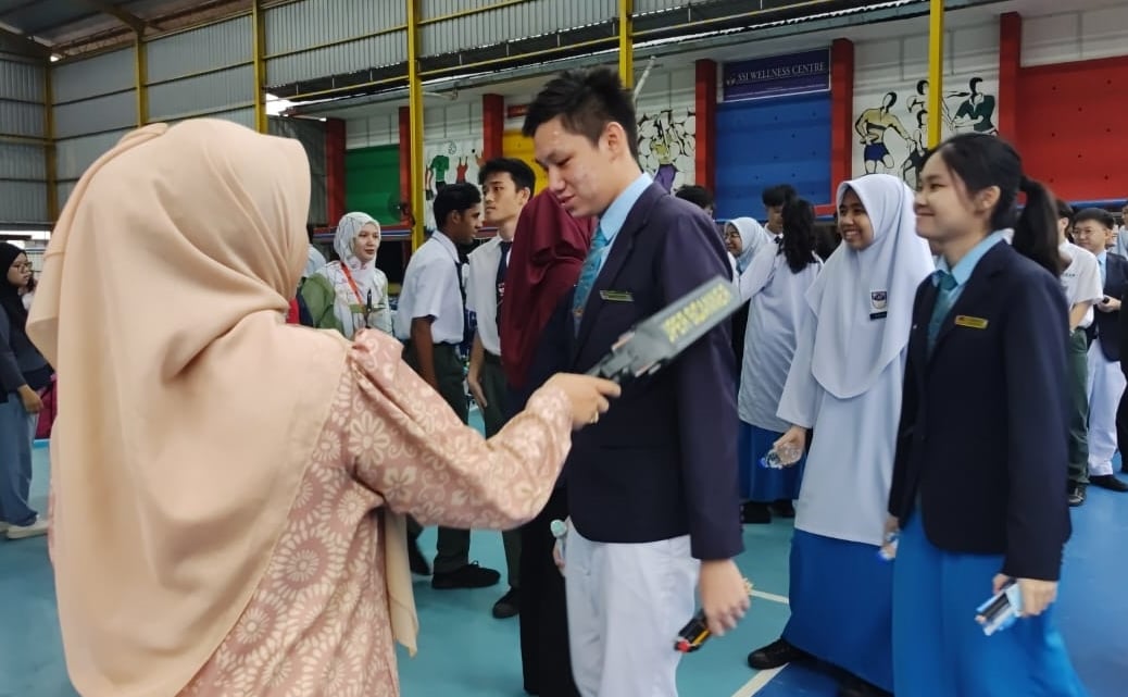 已签发 柔：头条之一：逾4万考生参加SPM，柔州政府供免费早餐，也备战水灾