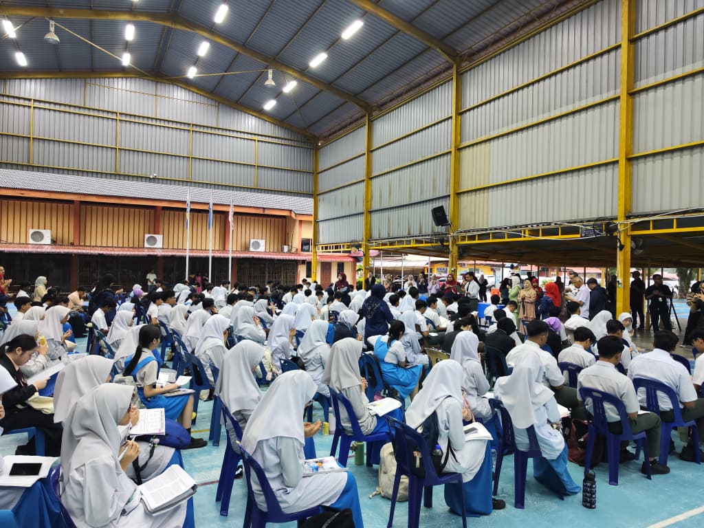 已签发 柔：头条之一：逾4万考生参加SPM，柔州政府供免费早餐，也备战水灾