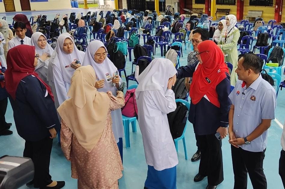 已签发 柔：头条之一：逾4万考生参加SPM，柔州政府供免费早餐，也备战水灾